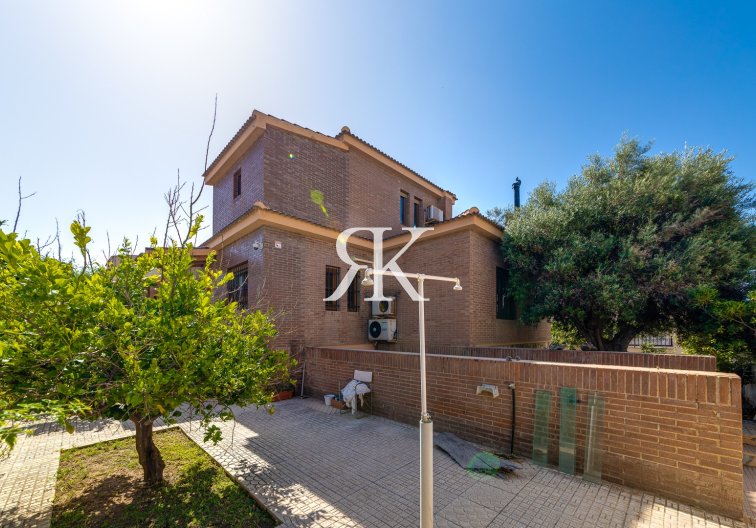 Freistehende Villa - Wiederverkauf - Torrevieja - La Mata