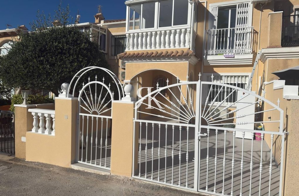 Herverkoop - town house - Torrevieja - Aguas Nuevas