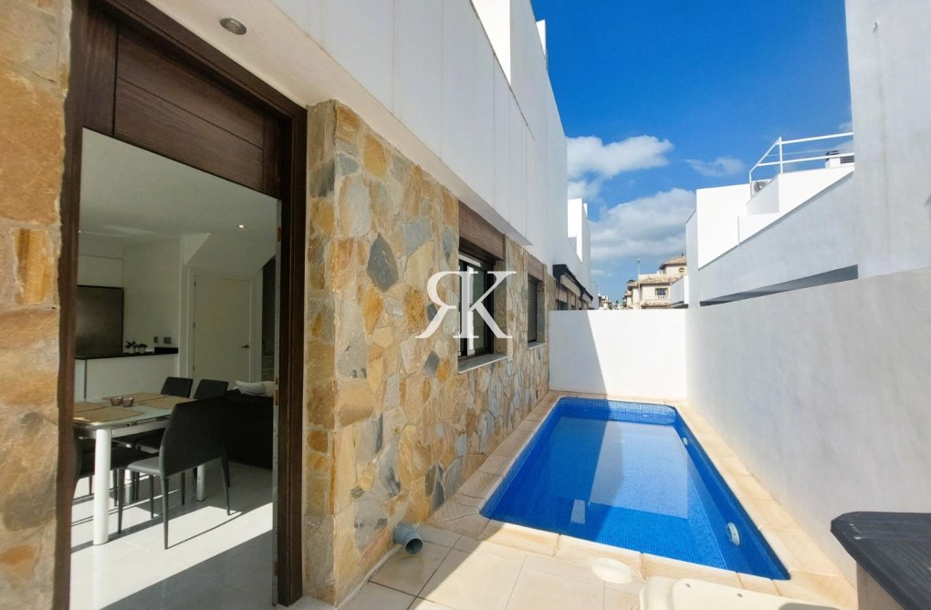 Resale - Semi-detached Villa  - Orihuela Costa - Campoamor