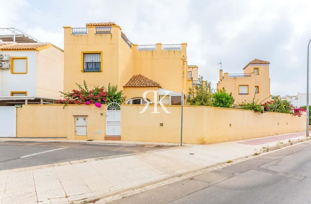 Resale - Semi-detached Villa  - Orihuela Costa - La Zenia