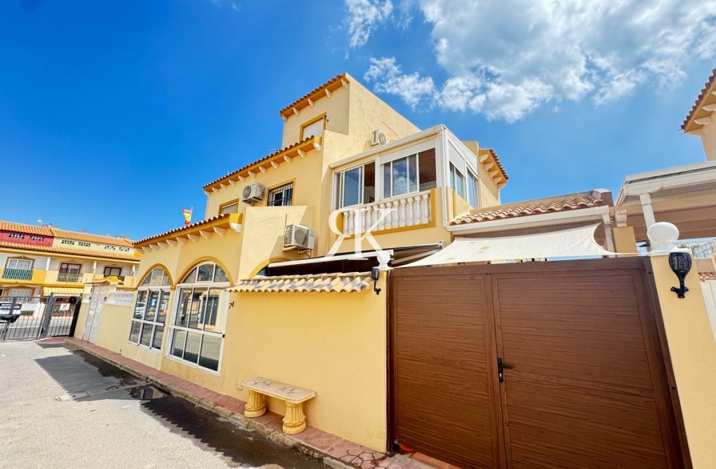 Resale - Semi-detached Villa  - Orihuela Costa - Playa Flamenca