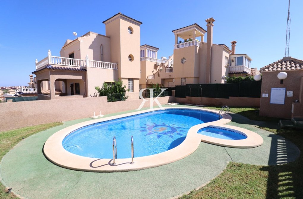 Resale - Semi-detached Villa  - Orihuela Costa - Villamartín