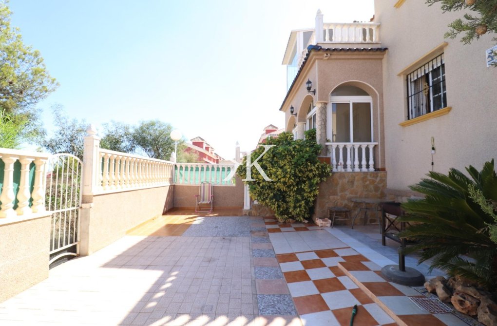 Resale - Semi-detached Villa  - Orihuela Costa - Villamartín