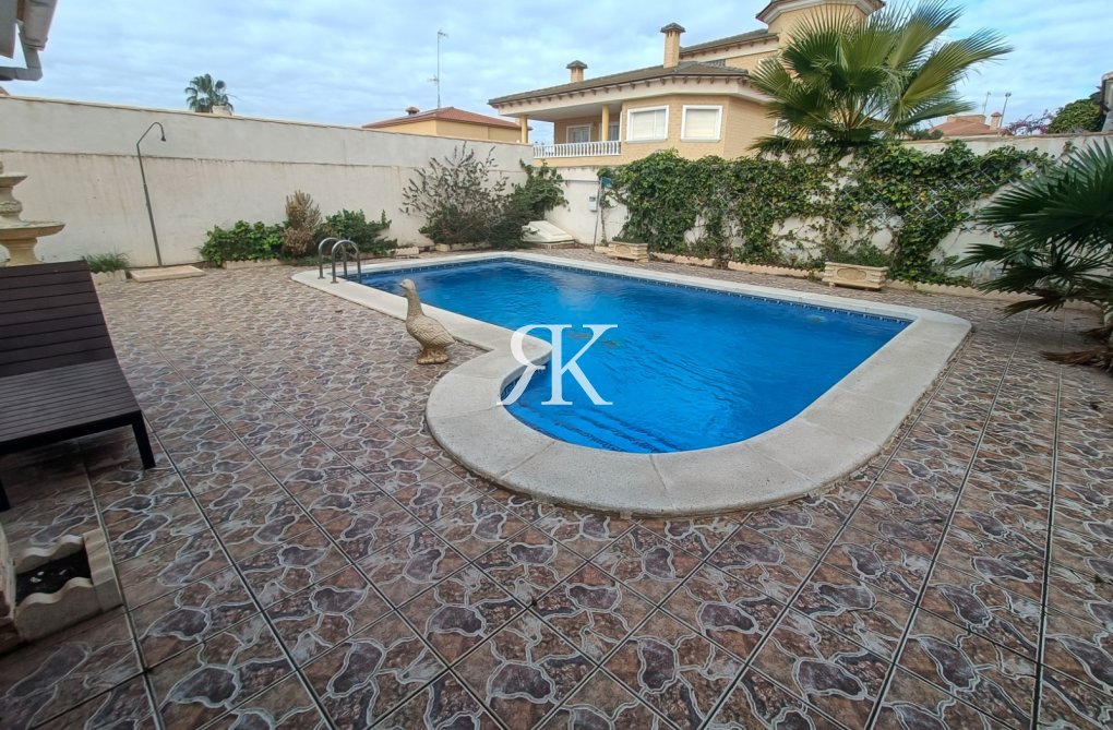 Resale - Semi-detached Villa  - Torrevieja - Aguas Nuevas