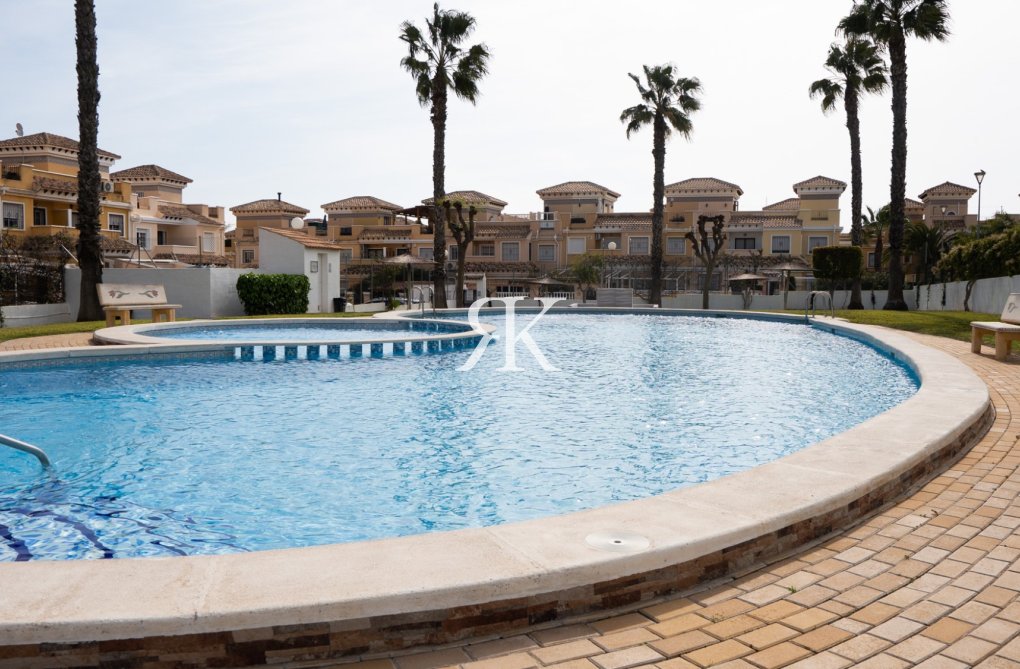 Resale - Semi-detached Villa  - Torrevieja - Aguas Nuevas