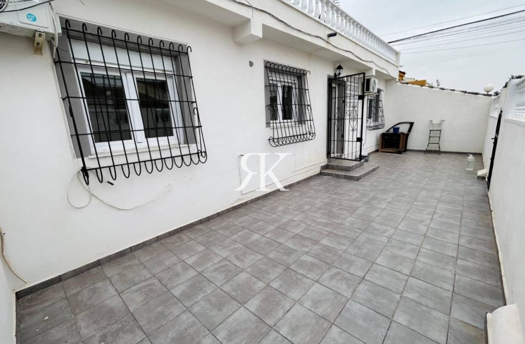 Resale - Semi-detached Villa  - Torrevieja - El Chaparral