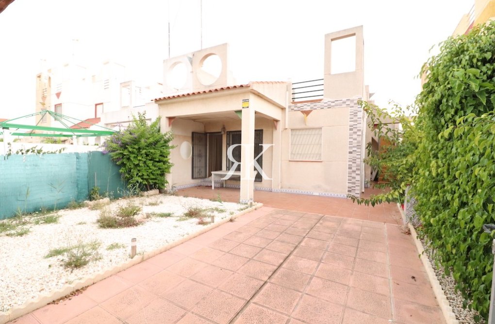 Resale - Semi-detached Villa  - Torrevieja - Las Torretas