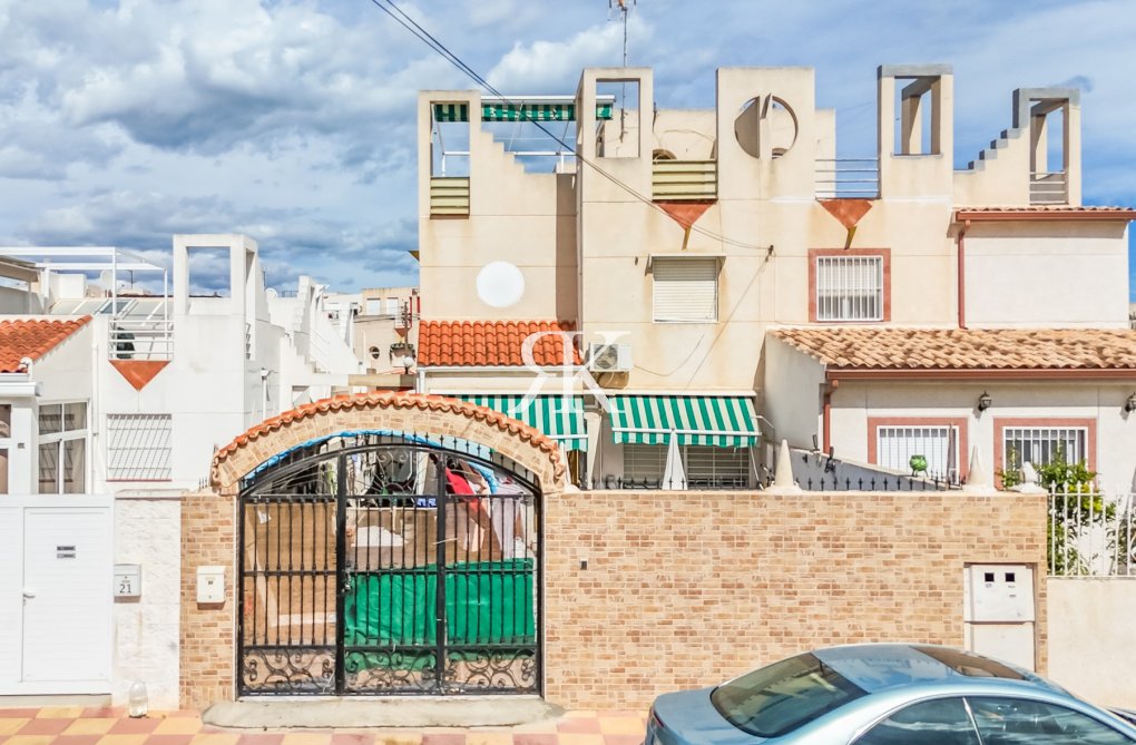 Resale - Semi-detached Villa  - Torrevieja - Las Torretas