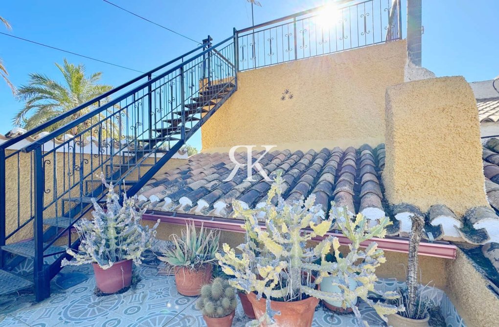 Resale - Semi-detached Villa  - Torrevieja - Punta Prima