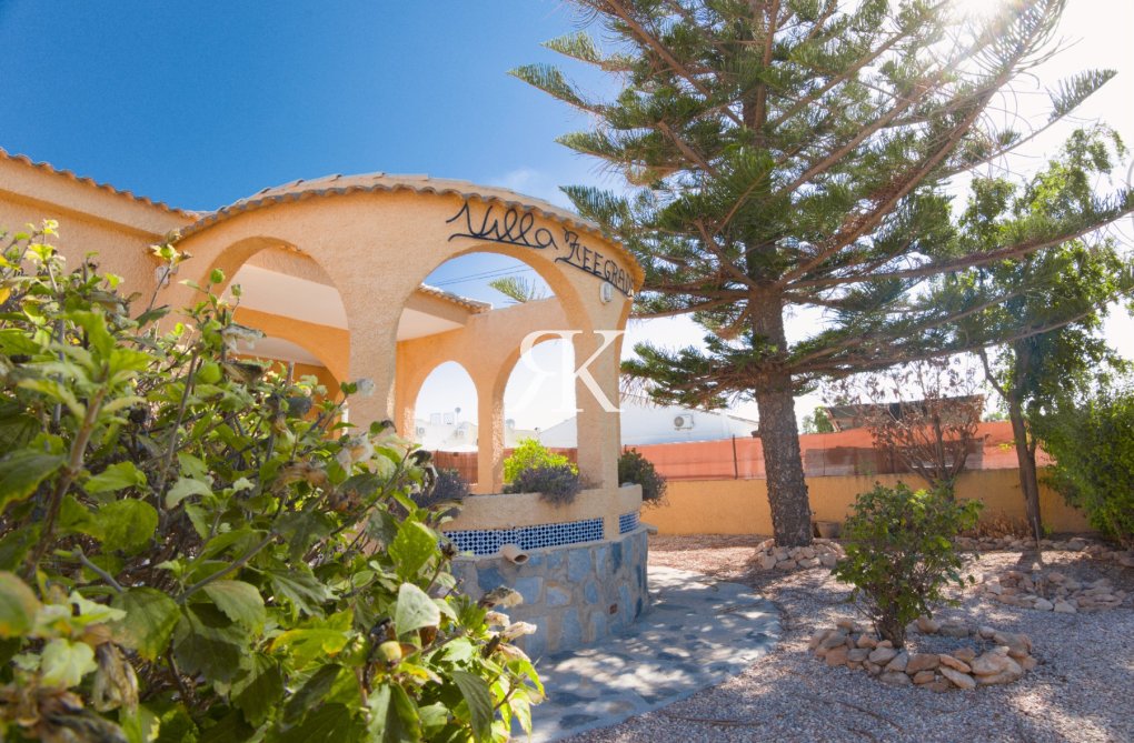 Resale - villa - La Siesta - Costa Blanca