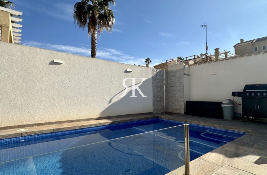 Resale - villa - Orihuela Costa - Costa Blanca
