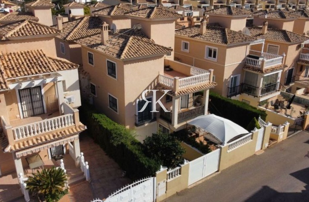 Resale - villa - Orihuela Costa - Costa Blanca