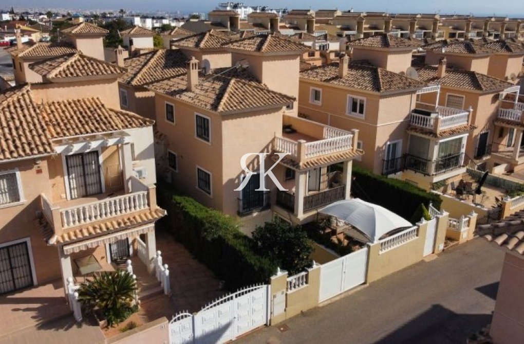 Resale - villa - Orihuela Costa - Costa Blanca