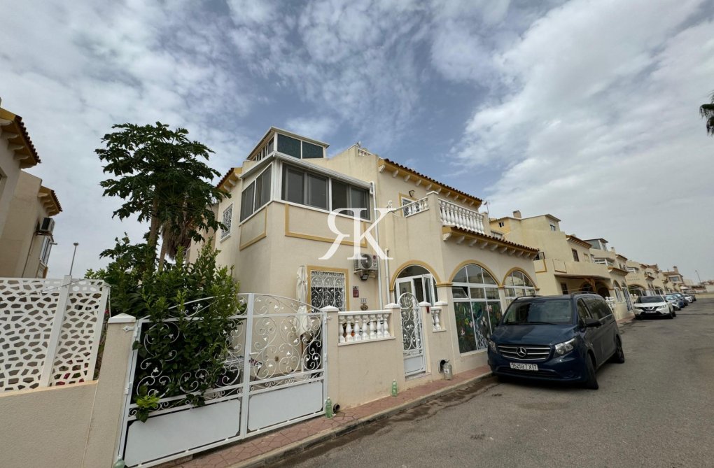 Resale - villa - Orihuela Costa - Los Dolses