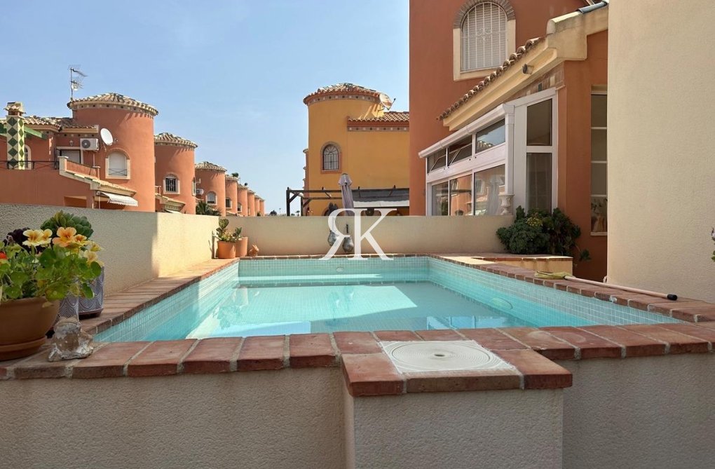 Resale - villa - Orihuela Costa - Playa Flamenca