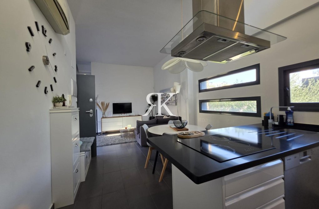 Resale - villa - Orihuela Costa - Villamartín