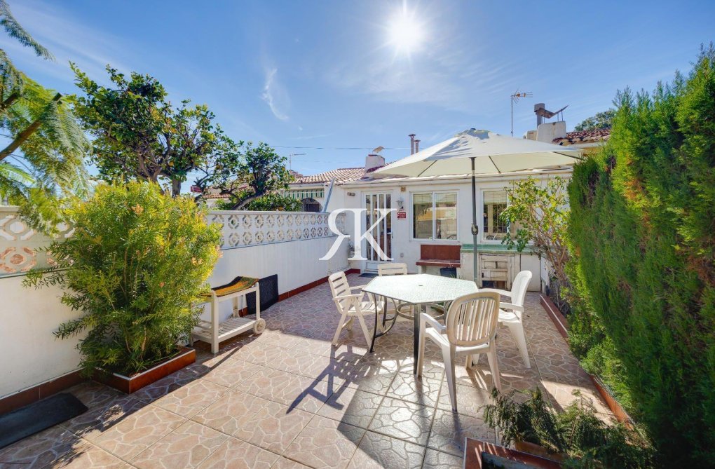 Resale - villa - Torrevieja - Calas Blanca