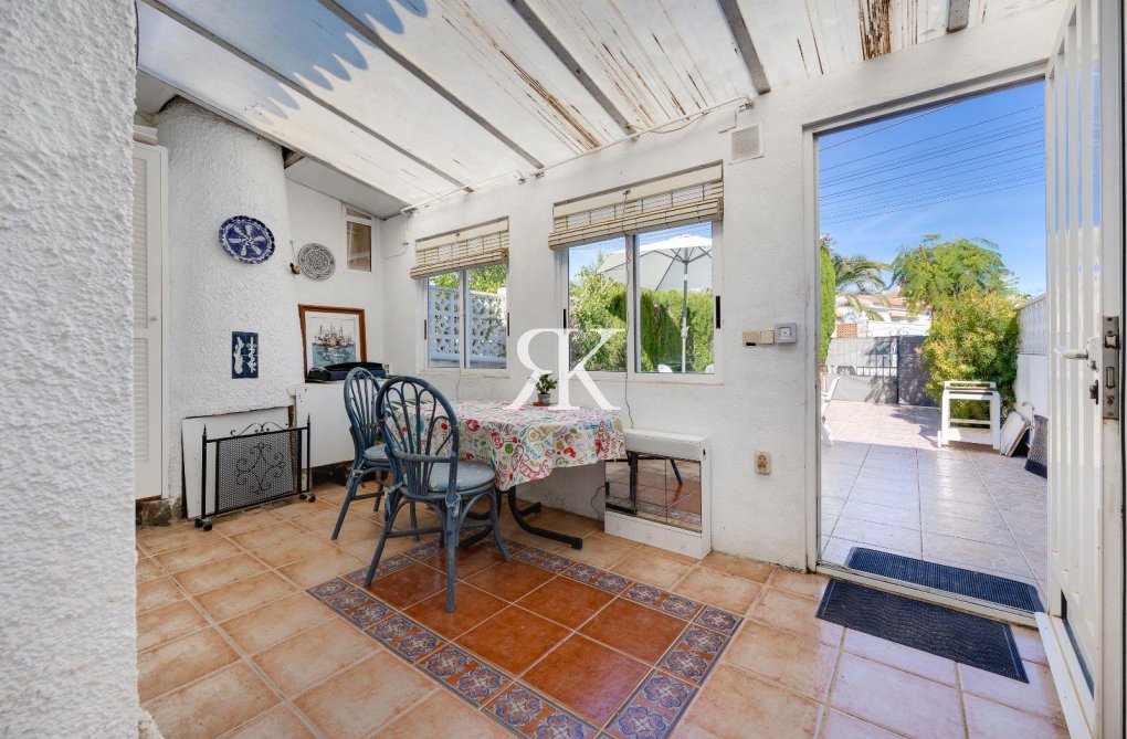 Resale - villa - Torrevieja - Calas Blanca