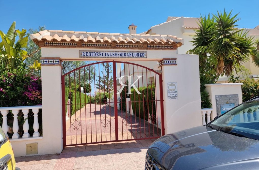 Segunda mano - Apartamento  - Torrevieja - Los Balcones - Los Altos Del Edén