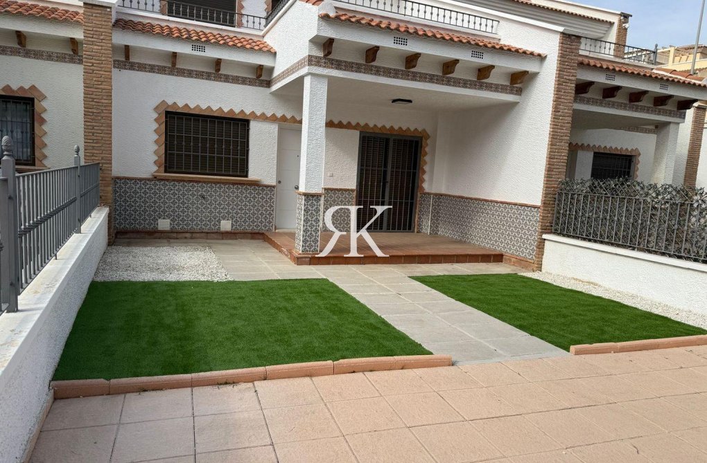 Segunda mano - town house - San Miguel de Salinas - Ciudad De Las Comunicaciones