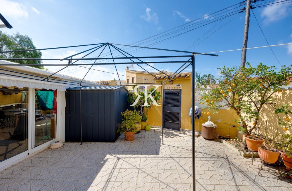 Segunda mano - villa - Torrevieja - Aguas Nuevas