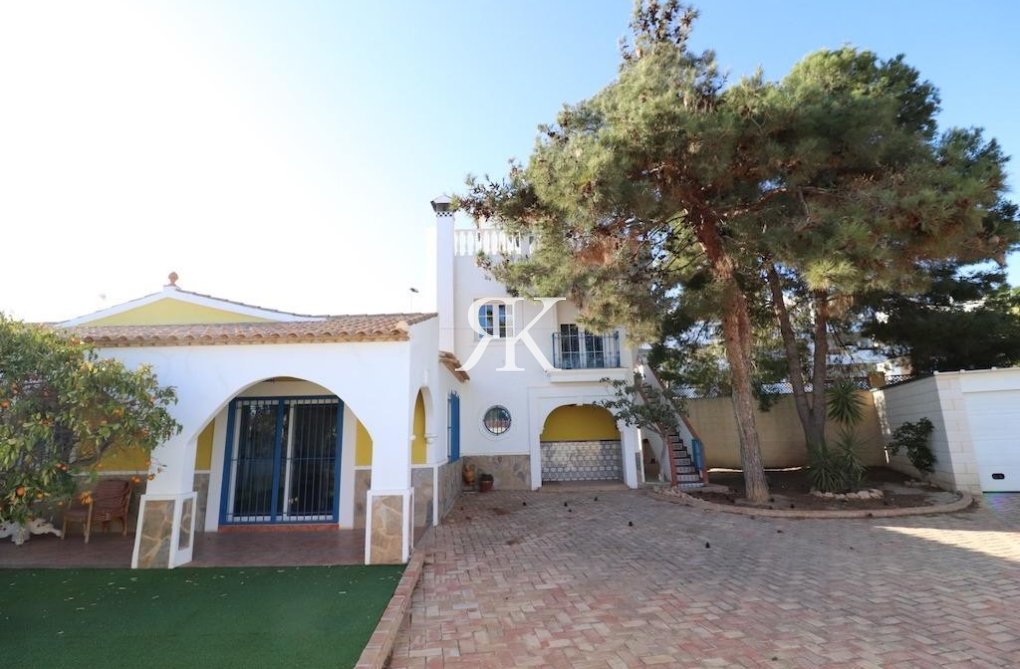 Wiederverkauf - Freistehende Villa - Orihuela Costa - Villamartín