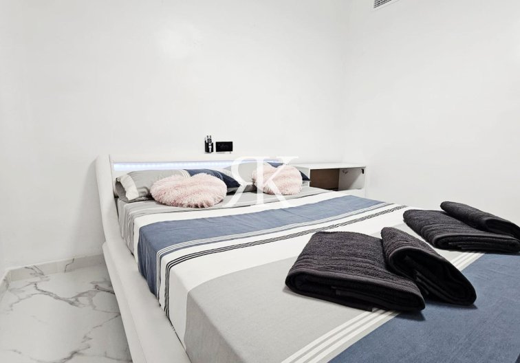 Resale - Apartment - Torrevieja - Acequion