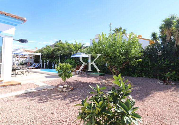 Resale - villa - Hondón de las Nieves - Inland