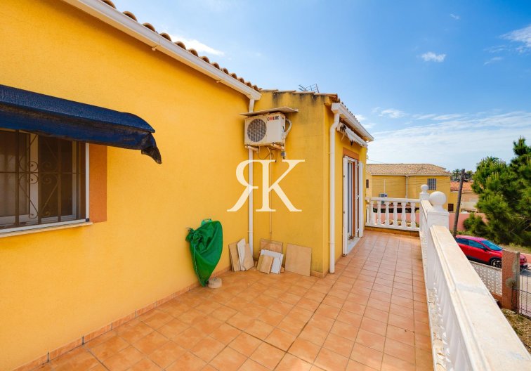 Revente - villa - Torrevieja - Aguas Nuevas