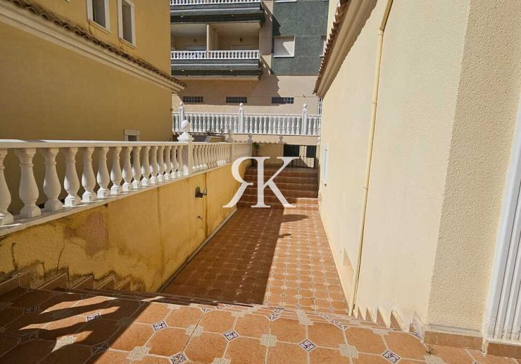 Resale - villa - Guardamar del Segura - Campomar