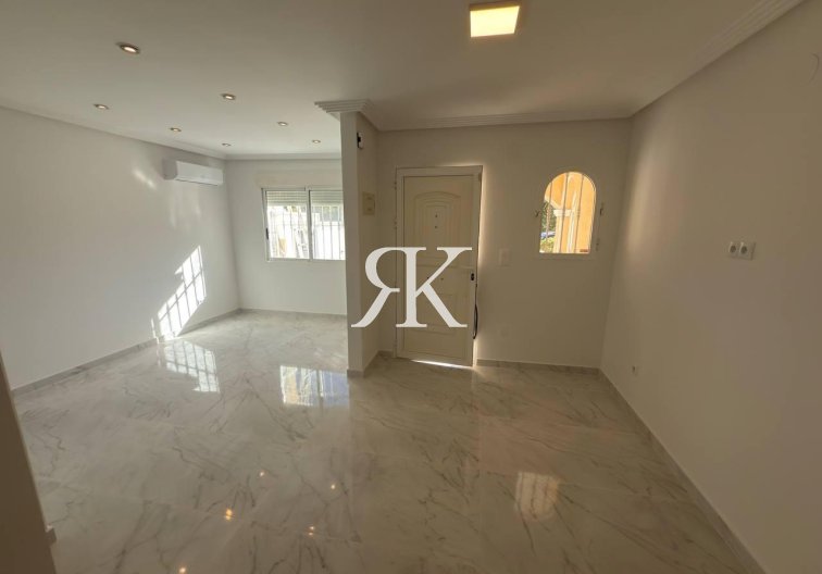 Resale - town house - Torrevieja - Aguas Nuevas
