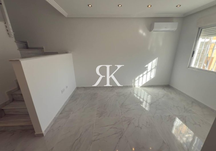 Resale - town house - Torrevieja - Aguas Nuevas