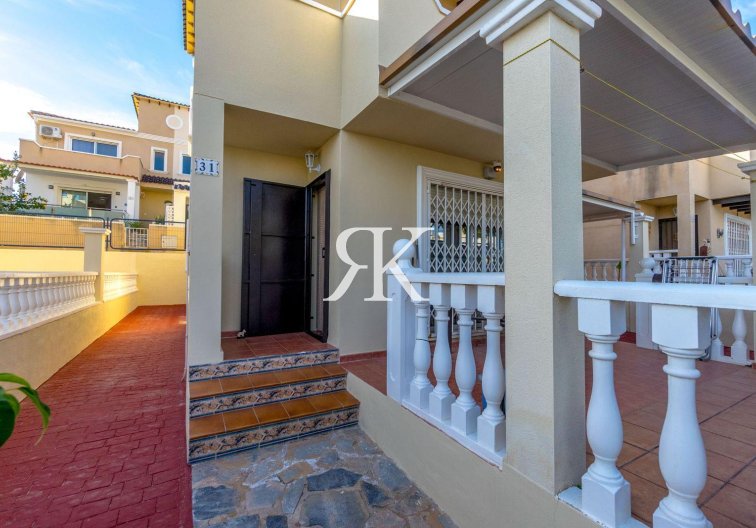 Resale - villa - Orihuela Costa - Costa Blanca