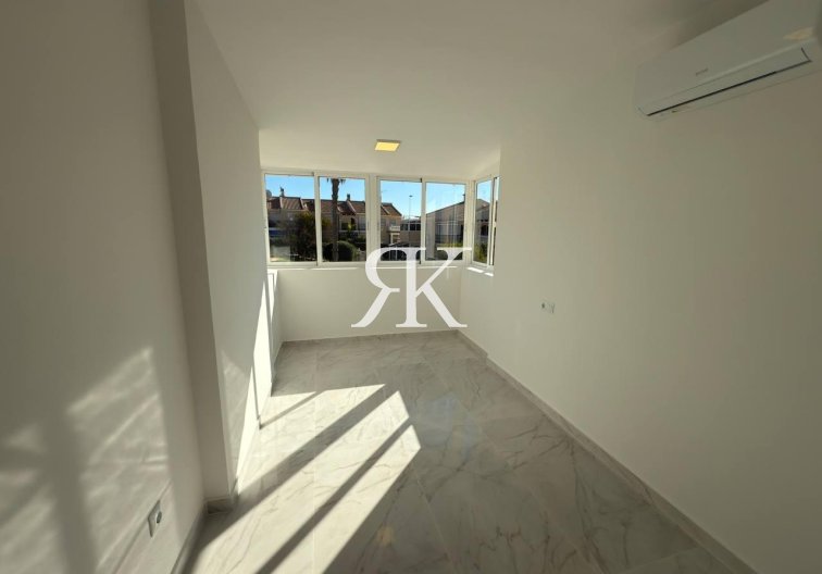 Segunda mano - town house - Torrevieja - Aguas Nuevas 1