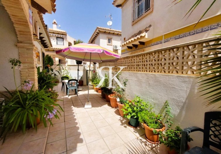 Resale - Semi-detached Villa  - Torrevieja - Las Calas