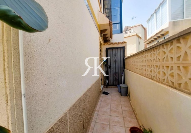 Resale - Semi-detached Villa  - Torrevieja - Las Calas