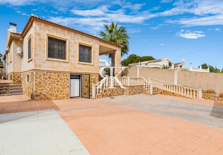 Segunda mano - Villa independiente - Torrevieja - Los Balcones 